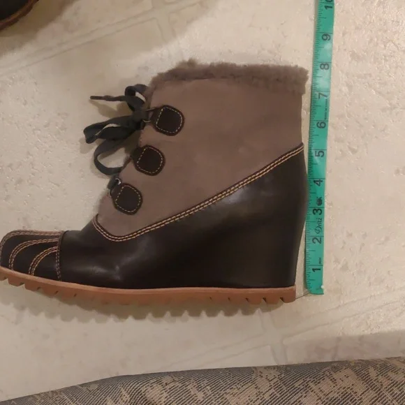UGG Alasdair Wedge brown/tan Boots sz 9 - Picture 10 of 10